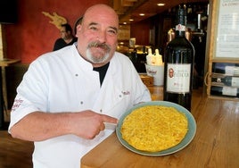 Ramón Marugal con una de sus aclamadas tortillas de patata.