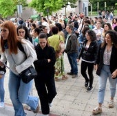 Aspirantes entran a las aulas del IESComercio para examinarse en las oposiciones a maestro de 2024.