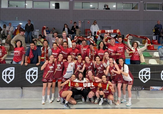 El Unibasket celebra con la afición desplazada a Villagarcía de Arosa su triunfo frente al Miralvalle.