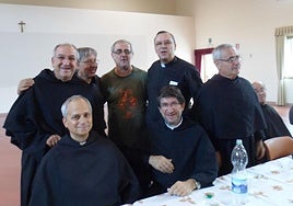 Pedro Luis Moráis, cuarto arriba, y Robert Francis Prevost, con otros compañeros agustinos.