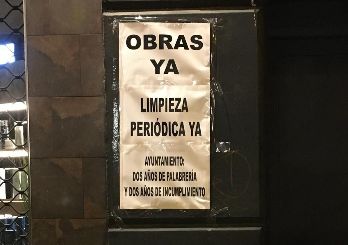 Imagen principal - La calle Lardero de Logroño, empapelada en señal de protesta durante unas horas