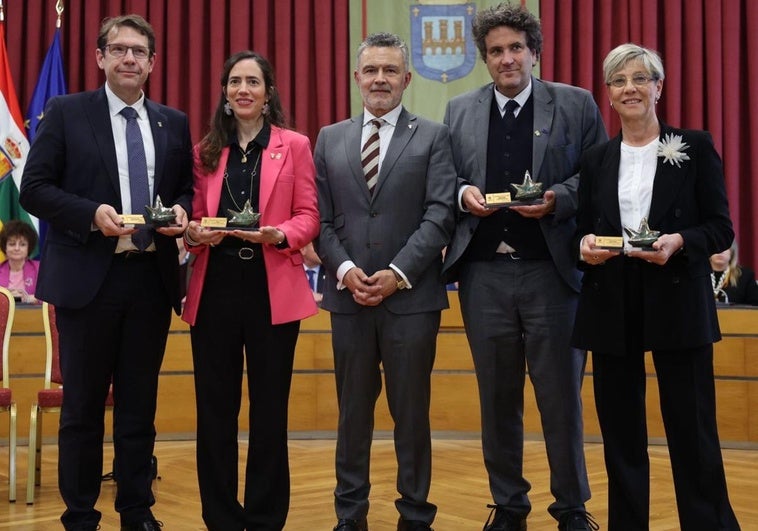 Los representantes de las cuatro ciudades hermanadas, junto al alcalde de Logroño, Conrado Escobar, reciben la 'Estrella de Europa 2025'.