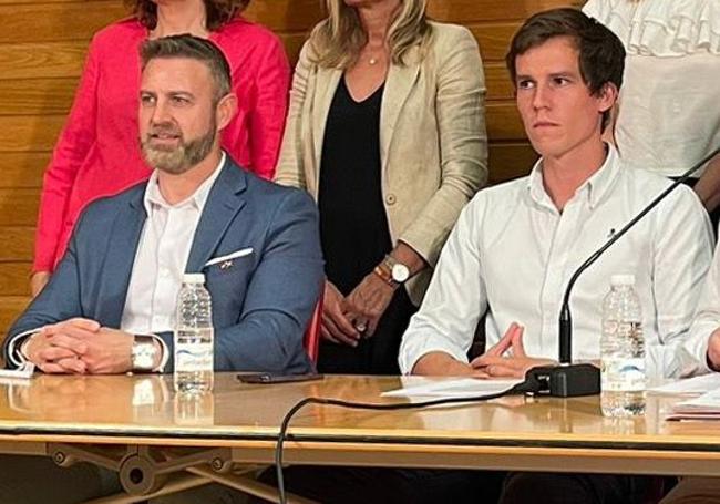 Ignacio Aquesolo y Ángel Alda durante una rueda de prensa de Vox.