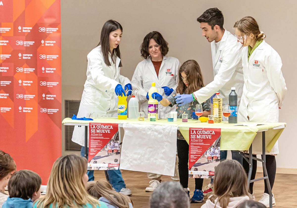 Taller de química de la UR y charla sobre la crónica negra de Cervera en la prensa