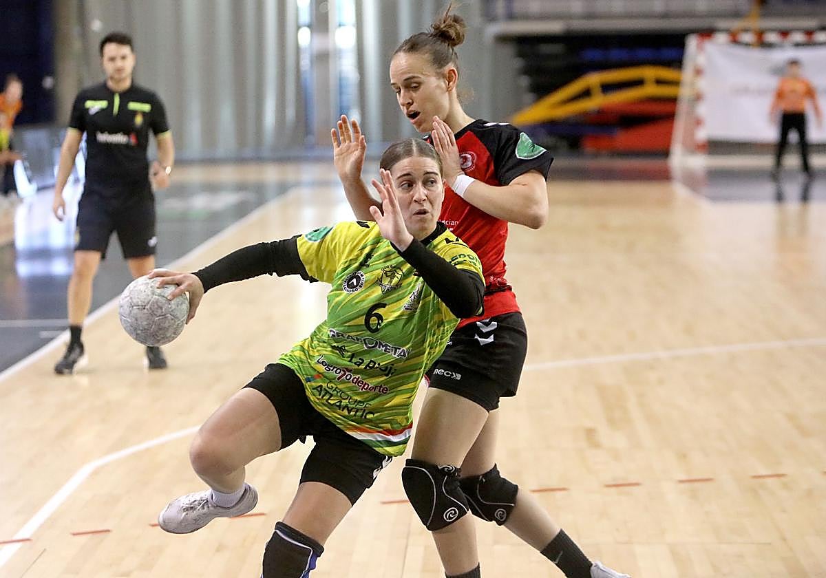 Blanca Benítez lanza a portería.