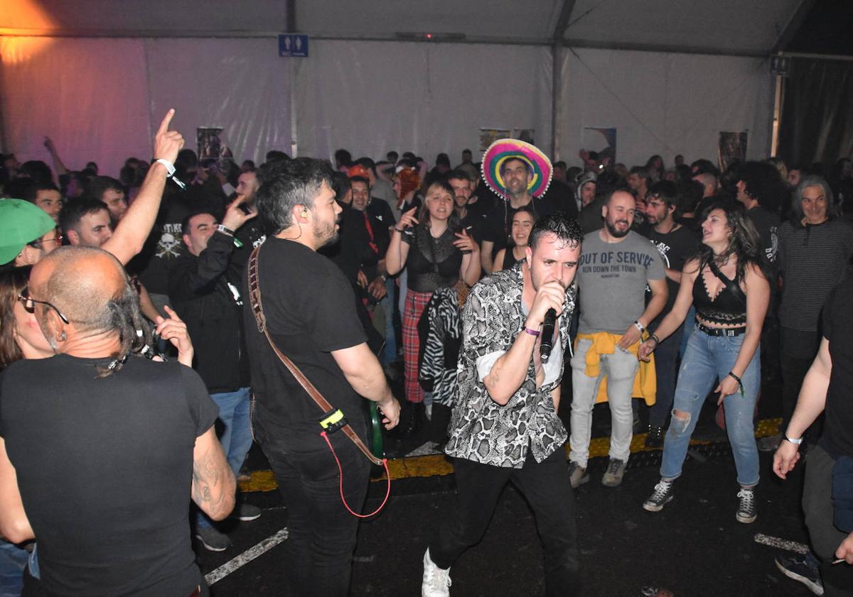 Imagen principal - Actuación de Manny Calavera, Kaos Urbano y Kaótiko.
