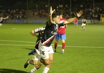 Rubio celebra el gol del empate en Estepona.