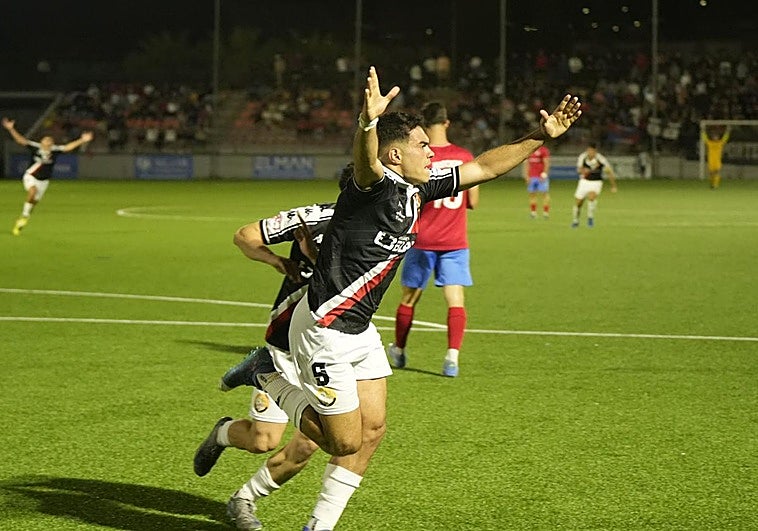 Rubio celebra el gol del empate en Estepona.