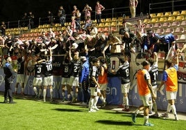 Los jugadores saludan a los aficionados que viajaron a Estepona para animarles.