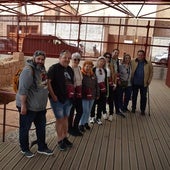 Visita al yacimiento de Las Medranas, con Isaac Martínez Espinosa (primero por la izquierda).