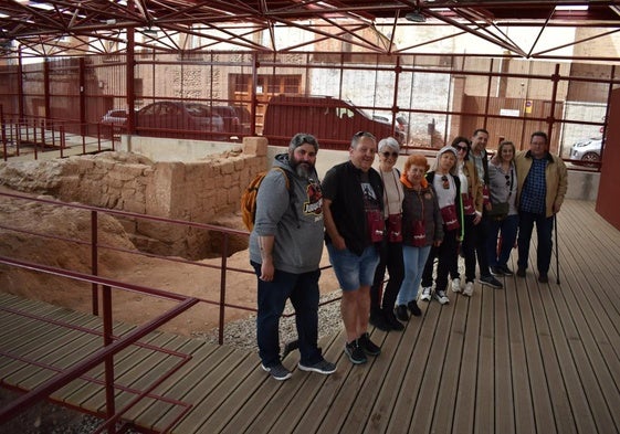 Visita al yacimiento de Las Medranas, con Isaac Martínez Espinosa (primero por la izquierda).