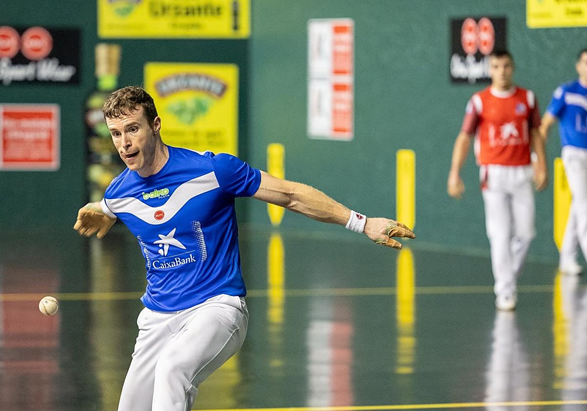 Artola se prepara para golpear con la derecha.