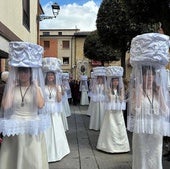 Las doncellas de Santo Domingo, durante su desfile por las calles de la ciudad.