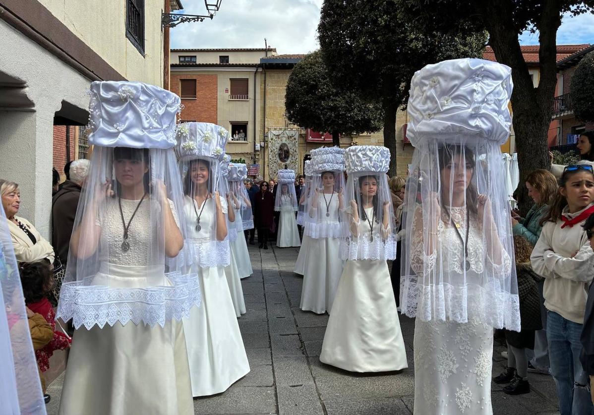 Las doncellas de Santo Domingo, durante su desfile por las calles de la ciudad.