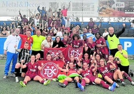 El DUX celebra el pase a la final junto a los aficionados que se desplazaron hasta Lleida para presenciar la eliminatoria contra el AEM.