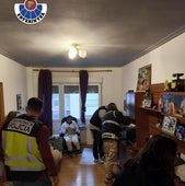 Registro de una de las viviendas durante la operación policial.
