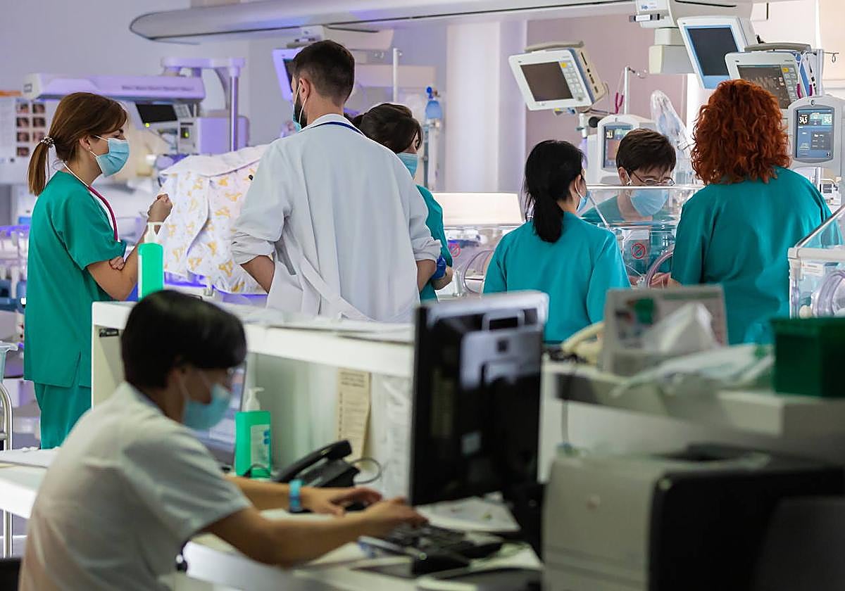 Personal sanitario en el Hospital San Pedro de Logroño.