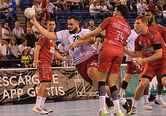 Javi García penetra la defensa del Huesca en un partido anterior.