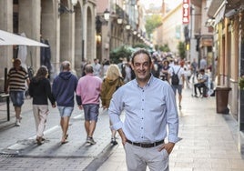 Fernando Sáenz, junto a la heladería dellaSera, en la calle Portales de Logroño.
