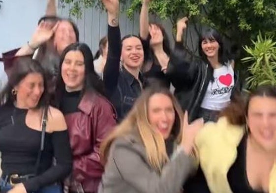 Aitana, arriba a la derecha, en la publicación que ha subido a sus redes sociales.