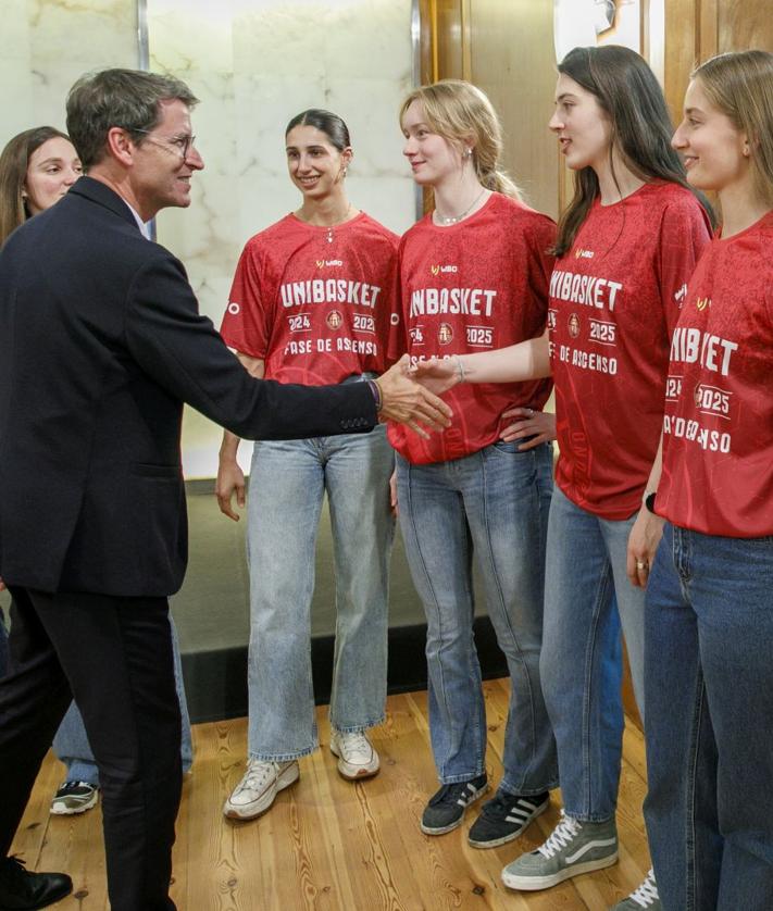 Imagen secundaria 2 - Rececpión del Gobierno de La Rioja al Unibasket.