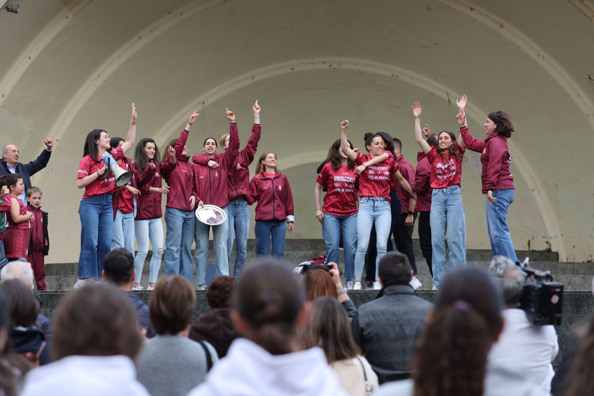 Cánticos, aplausos y abrazos en la celebración del Unibasket en El Espolón
