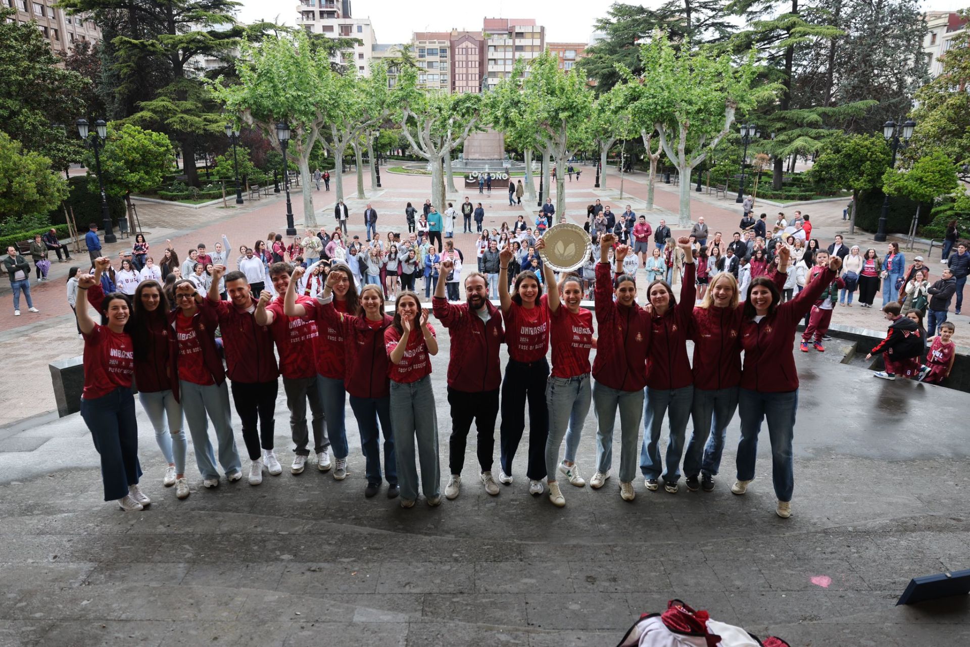 Cánticos, aplausos y abrazos en la celebración del Unibasket en El Espolón