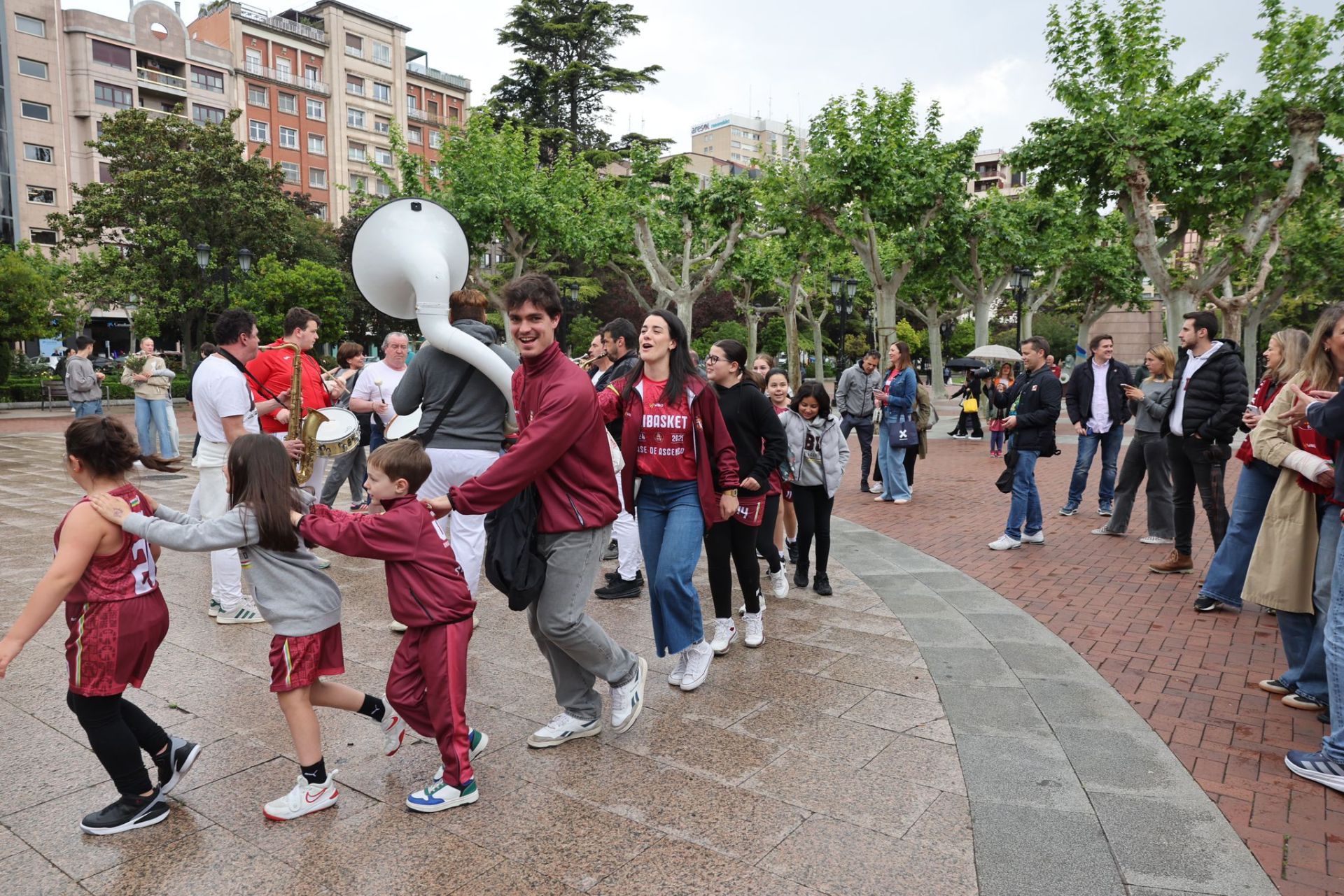 Cánticos, aplausos y abrazos en la celebración del Unibasket en El Espolón