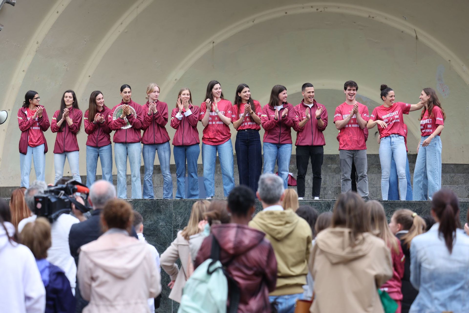 Cánticos, aplausos y abrazos en la celebración del Unibasket en El Espolón