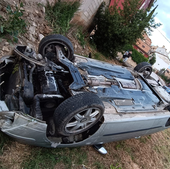 Vuelca un coche en el centro de Villamediana
