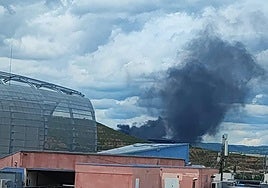 La nube de humo causada por el fuego en Euroresin se podía ver desde Logroño.