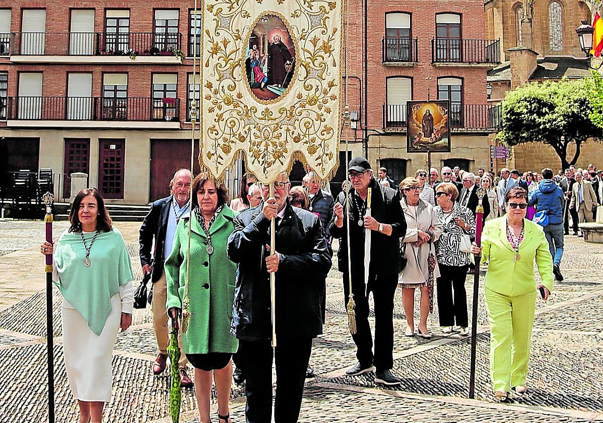 Procesión del traslado del cuadro del Santo en la plaza de España de Santo Domingo de la Calzada.