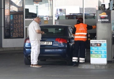 Un conductor reposta en una estación de servicio de la capital riojana. A la izquierda, los precios de los combustibles vigentes este martes en el establecimiento.