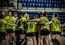 Las jugadoras del Grafometal celebran una victoria.