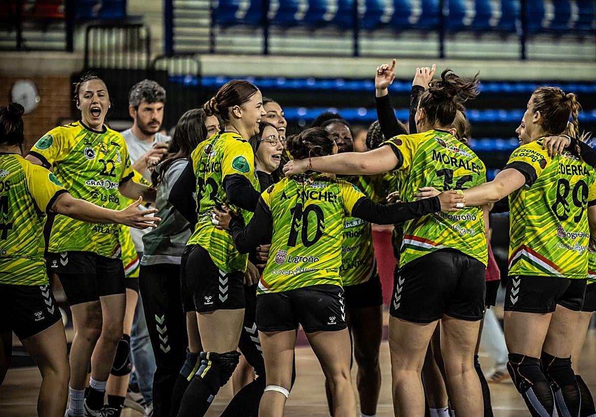Las jugadoras del Grafometal celebran una victoria.