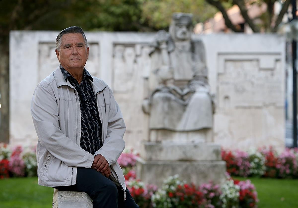 Alejandro Narvaiza, ante el Monumento al Fuero de Logroño.