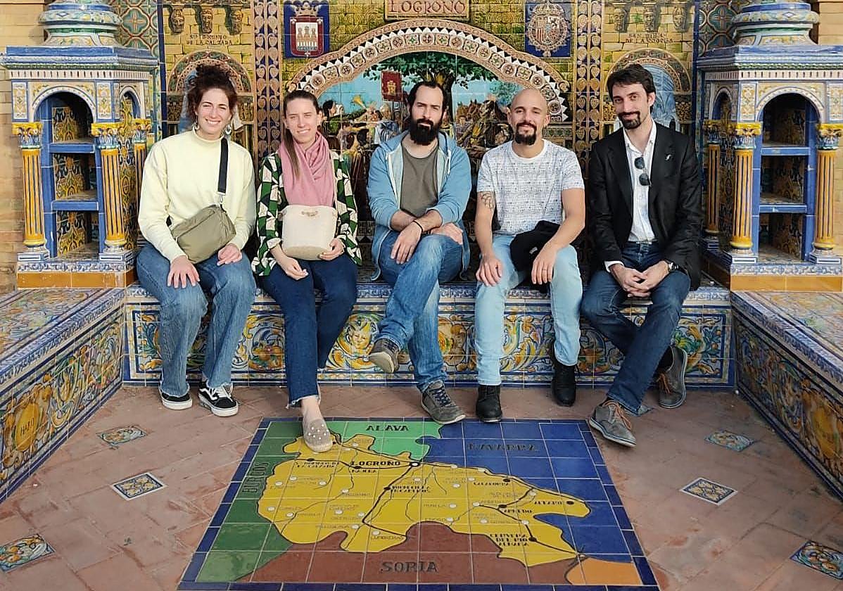 Jorge Nicolás Manrique (a la derecha) y otros miembros de Rioja Filarmonía, en la plaza de España de Sevilla.
