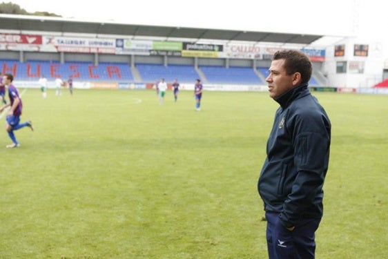 Quique García, en un partido con uno de los equipos del Huesca.