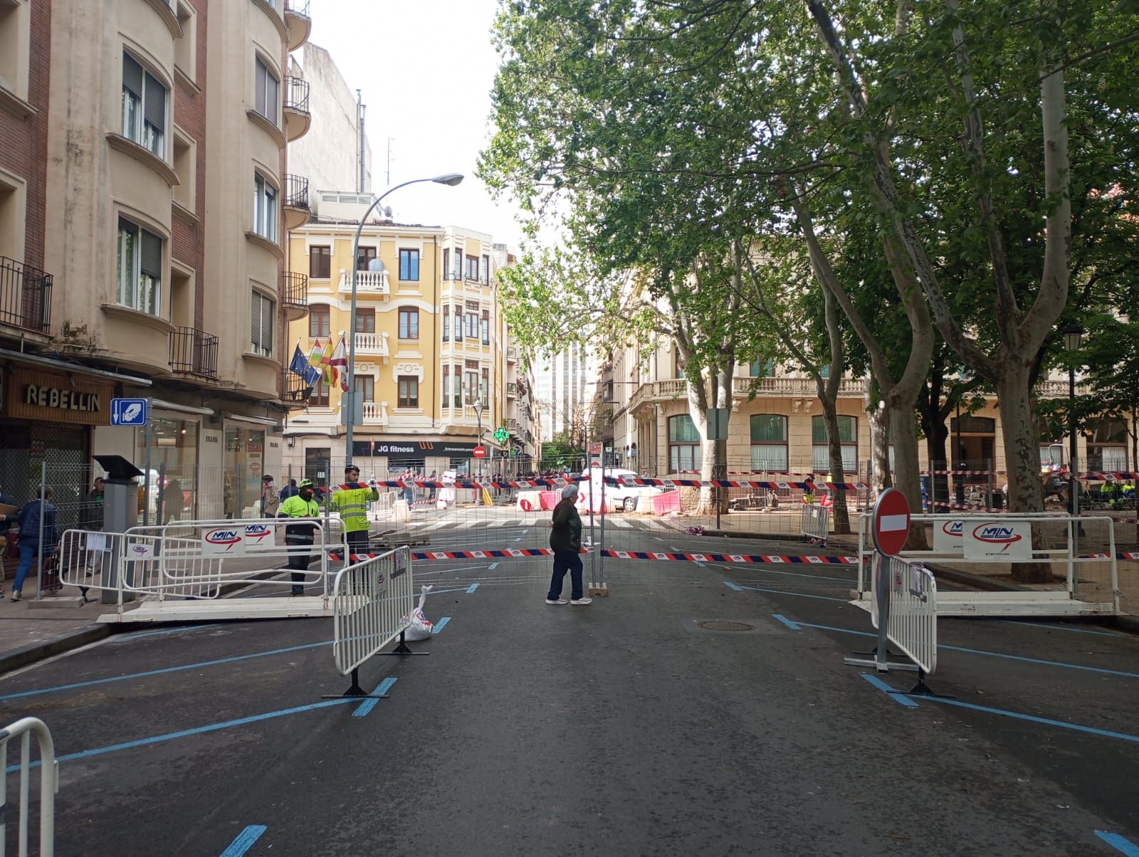 'Fondo de saco' en Juan XXIII, ya sin aparcamiento (zona azul).