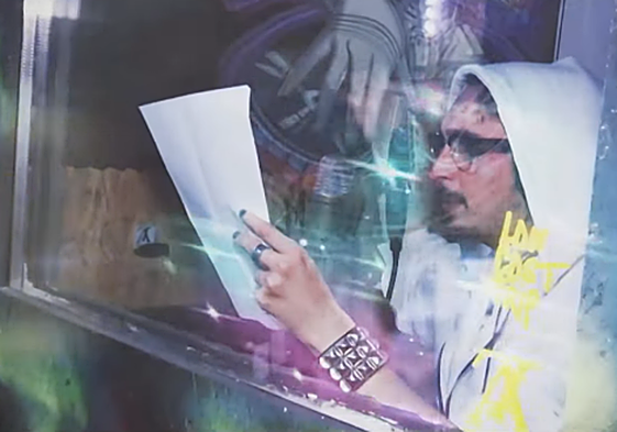 Un instante del videoclip del rap.