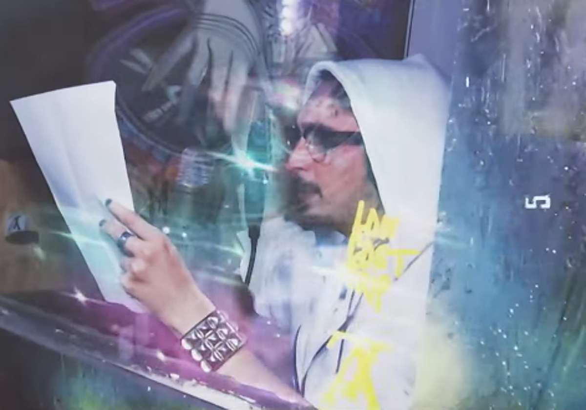 Un instante del videoclip del rap.