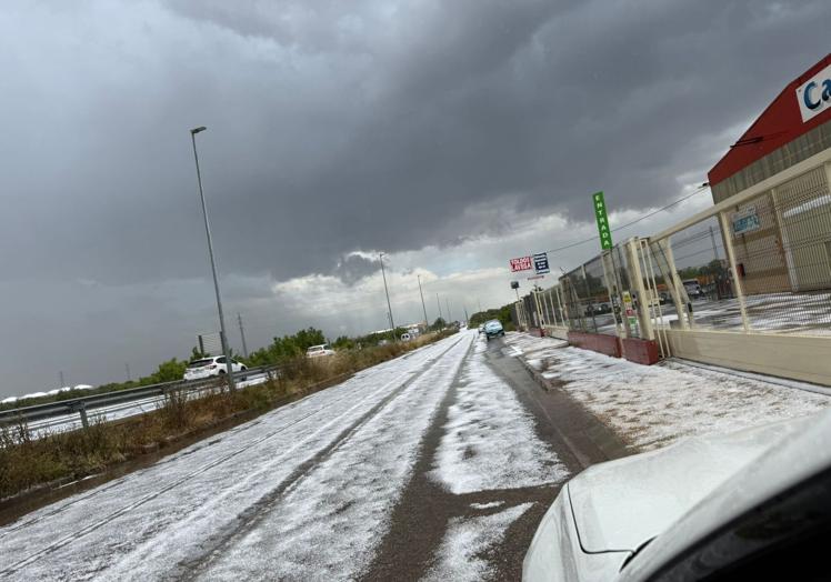 Imagen de los efectos del granizo en la vía de servicio del polígono de Tejerías, en Calahorra.