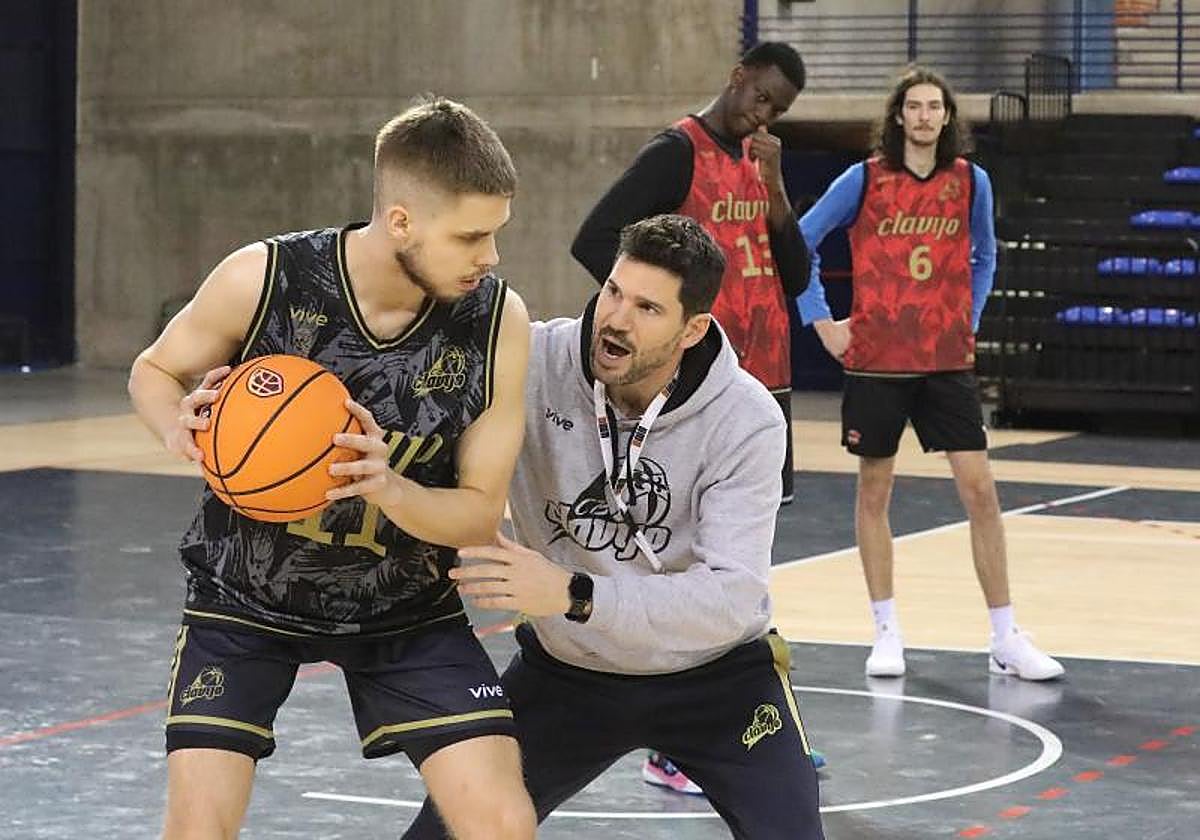 Úriz trabaja con Vanags en un entrenamiento en el Palacio, con Faye y Savkov al fondo.