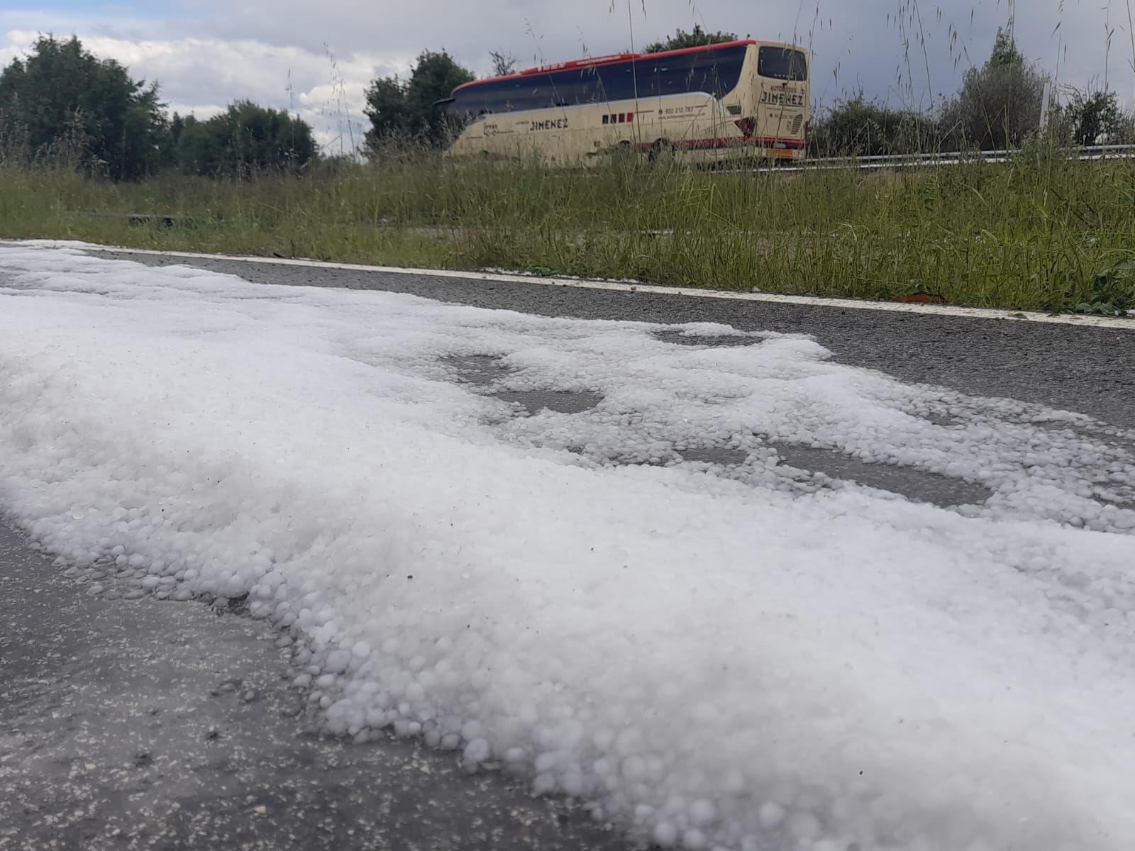 Restos de piedra que quedan en la vía de servicio de acceso al polígono de El Recuenco de Calahorra, paralela a la 232.