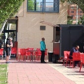 Una 'food track' ofrece el servicio, mientras el bar espera gestor.