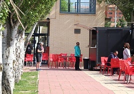 Una 'food track' ofrece el servicio, mientras el bar espera gestor.