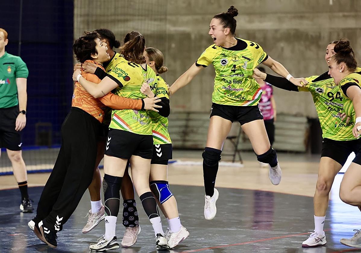 Las jugadoras del Grafometal celebran el importante triunfo de este miércoles.