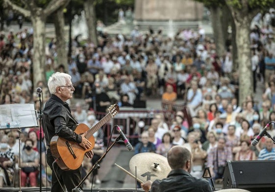 Jesús Vicente Aguirre, en un concierto en 2022 en el Espolón de Logroño.