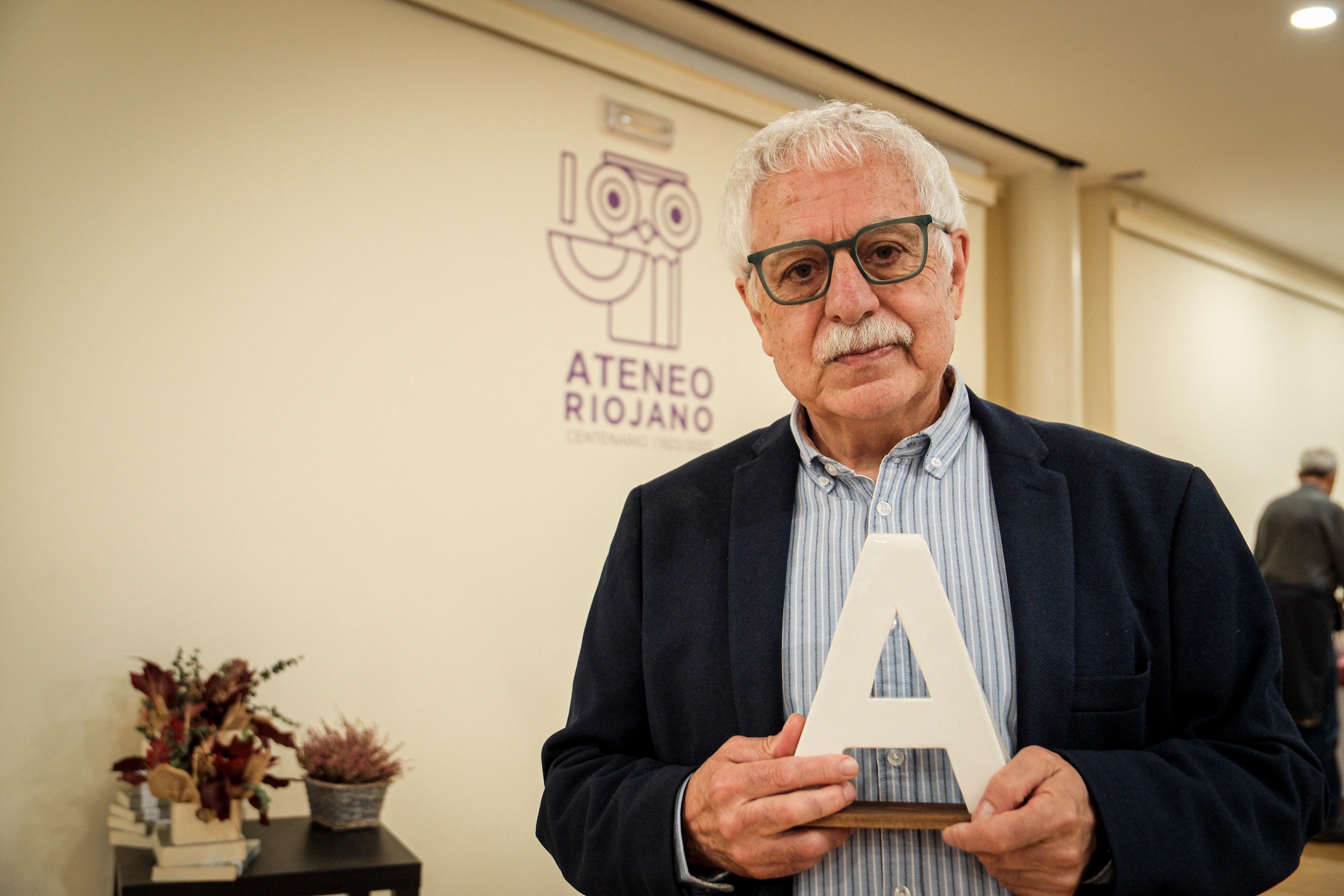 Imagen secundaria 2 - Jesús Vicente Aguirre posa con su premio.