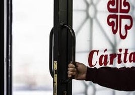 Una usuaria, a las puertas de la sede logroñesa de Cáritas La Rioja.